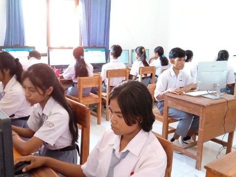 Siswa Kelas XII SMA Negeri 1 Sabu Tengah Ikuti Tes Kemampuan